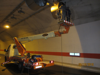 Servicing of road tunnel ventilation fans